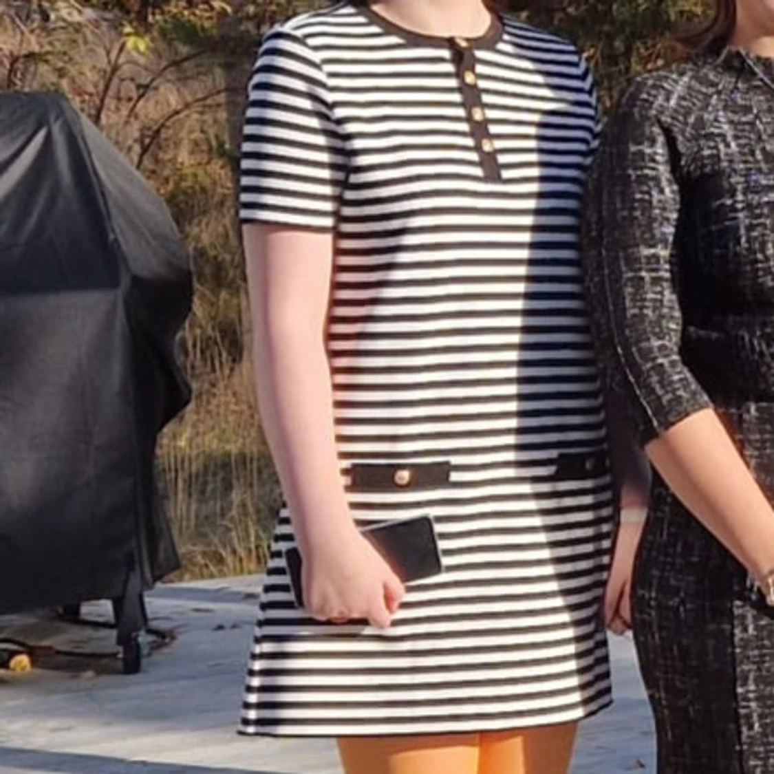 Randig kortklänning med guldknappar - 2