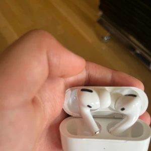 AirPods Pro - Säljer ett par Apple AirPods Pro med laddningsetui. Hörlurarna är i fint skick utan synliga repor eller skador. Perfekt för trådlös musik och samtal med aktiv brusreducering. Laddningsetui och öronsnäckor ser rena ut. Fungerar utmärkt.