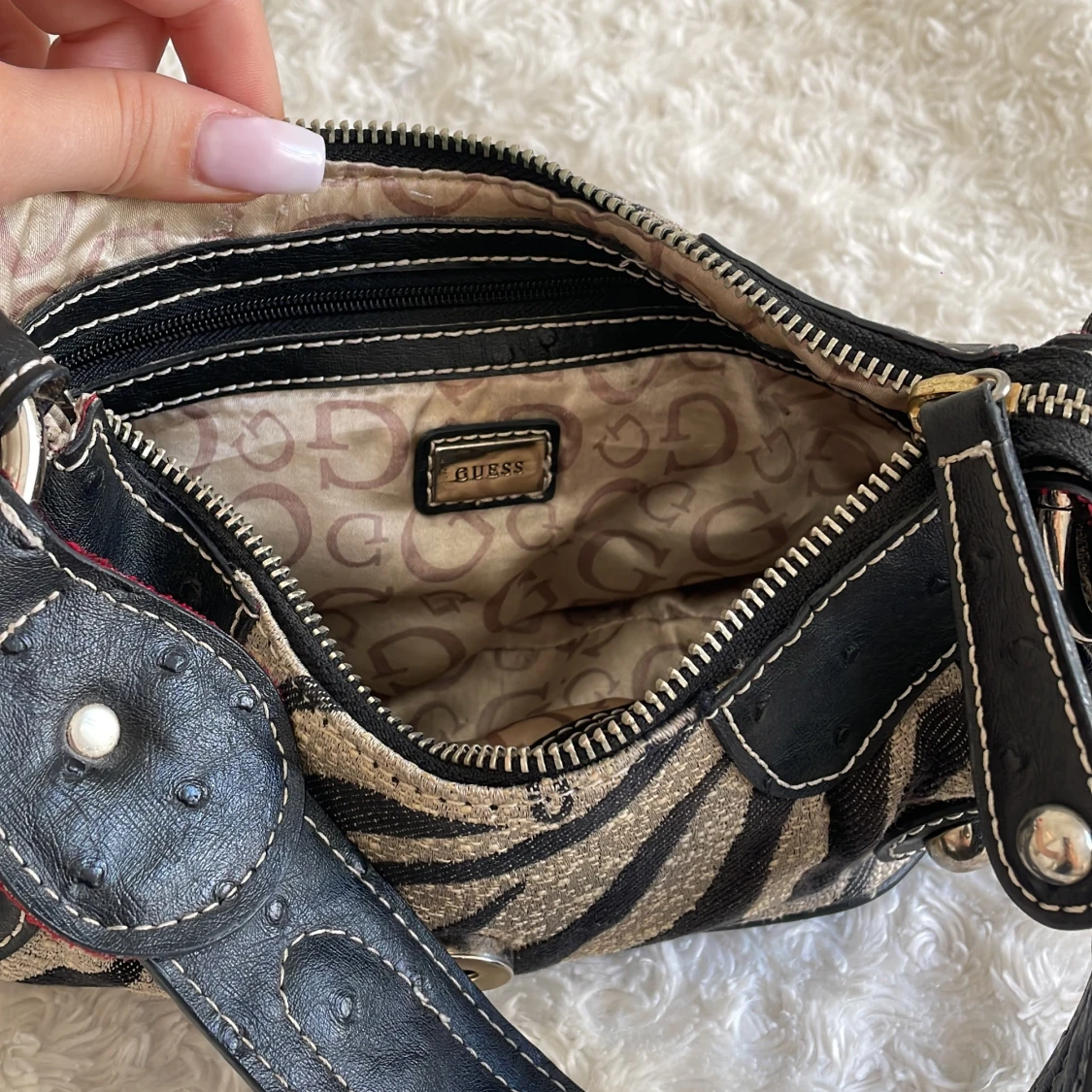 Zebramönstrad axelväska från Guess - 2