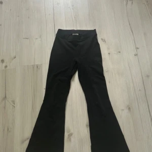 Svarta bootcut byxor Gina tricot - Svarta bootcut byxor från Gina Tricot med ett stretchigt material. Snygg passform som sitter tajt upptill och släpper ut vid benen. Perfekta för en trendig och stilren look.