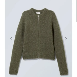 Grön stickad tröja från weekday - Helt slutsåld på hemsidan, nypris: 599kr Är lite nopprig, se bild 3💕 Skeiv vid frågor! 