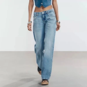 Low waist straight leg jeans - Zara, använda 2 ggr. Avklippta i benen så är ner till golvet på mig som är 171. Storlek M men passar också S om man vill ha lite baggy. Super skick. Low waist