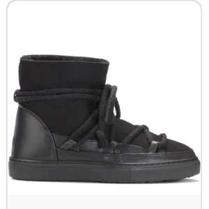 Svarta inuikiis  - Lite slitna men fortfarande i okej skick, kom med prisförslag!💖💖tvättar såklart innan jag postar för dom är ganska smutsiga just nu. Lite defekter som slitaget längst fram och snörena har gått upp men det syns inte så mycket och  är enkelt att fixa!! nypris va 3000 kr💕