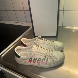 Gucci ace skor  - Säljer ett par vita Gucci ace i storlek Uk9 (44). Bra skick och Dunder feta, passar till det mesta. Kom gärna med frågor! Pris går att diskutera 🤝