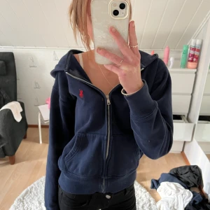 ralph lauren hoodie - använd bara några gånger så den är i nyskick💓 köpt på zalando för 1900kr, priset går att diskutera😊