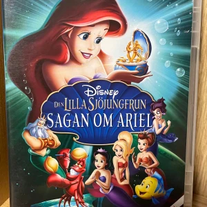 Den Lilla Sjöjungfrun: Sagan om Ariel DVD - Följ med Ariel och hennes vänner på ett färgsprakande undervattensäventyr fyllt av musik, vänskap och spänning. Perfekt för dig som älskar tecknade filmer, havets magi och klassiska Disney-berättelser!