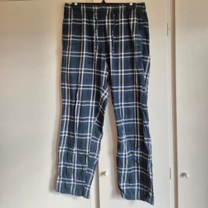 Pyjamasbyxor från Lager 157 - Mysiga blå och vita rutiga byxor från Lager 157 i mjuk bomull. 