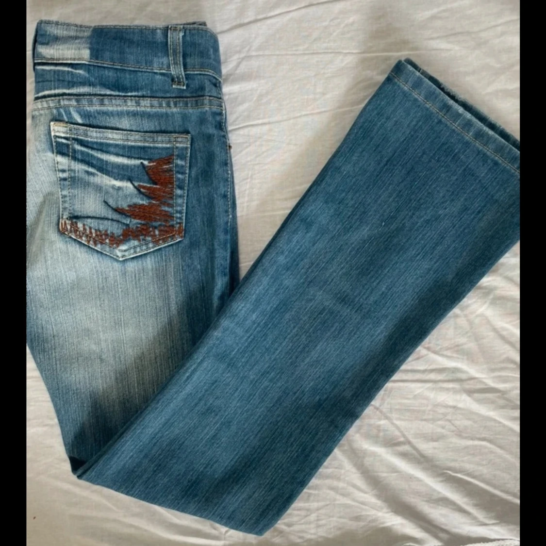 Blå bootcut jeans med broderade fickor - 2