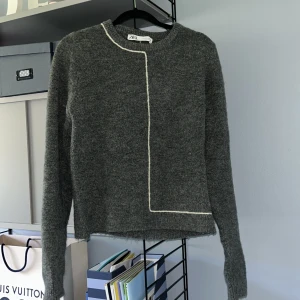 Stickad tröja - Jättefin stickad tröja från Zara!! Använd två gånger så är i mycket fint skick. Storleken är M men skulle säga att den är något mindre då den passar mig bra som vanligtvis har storlek XS. Pris kan diskuteras!!