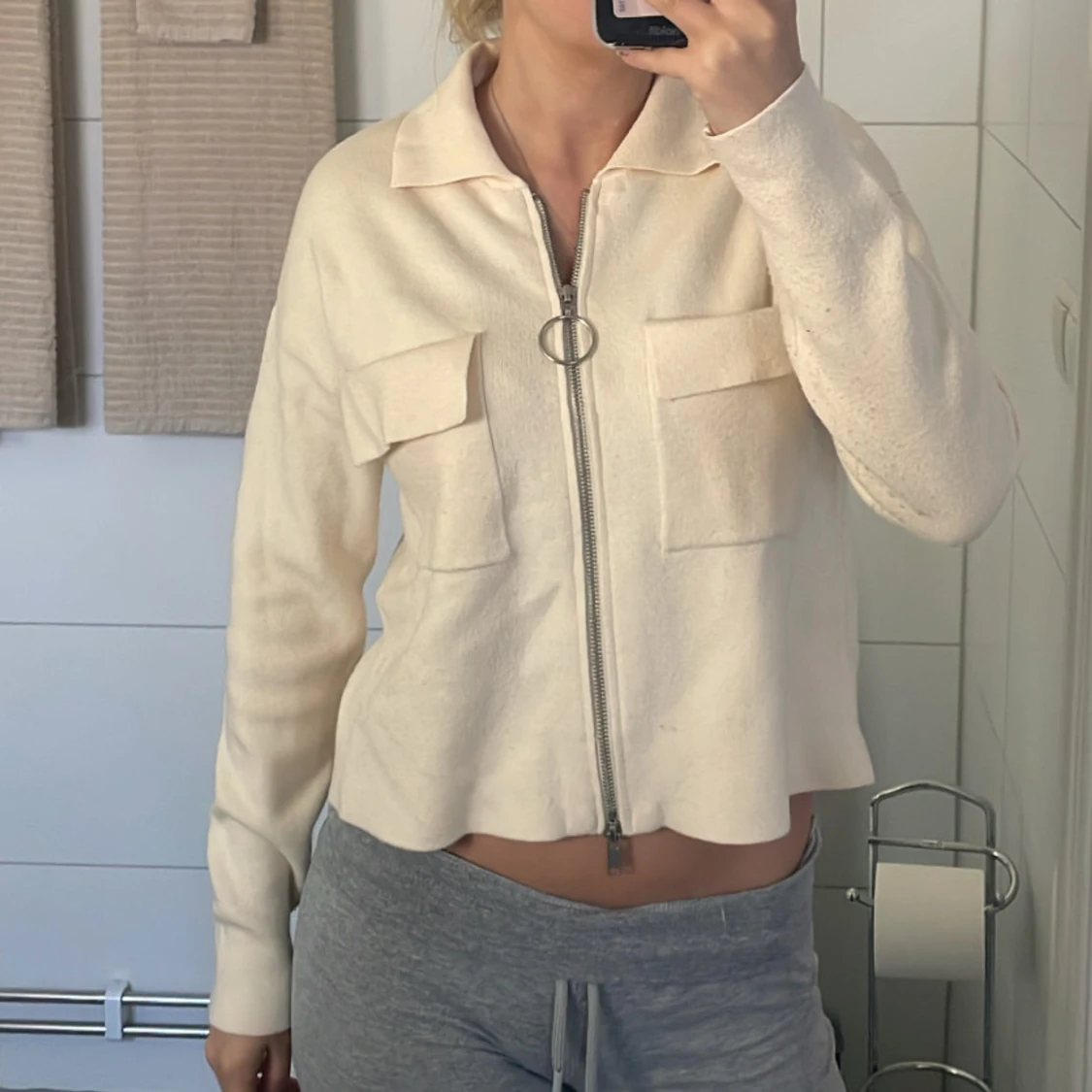 Beige kofta med dragkedja och fickor