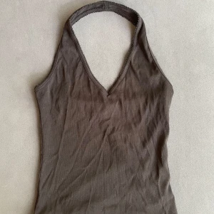 Halterneck top Bikbok - Llinnetopp med djup v-ringning och smala axelband.