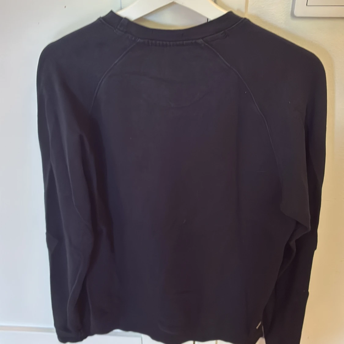 Svart sweatshirt från Weekend Offender - 1