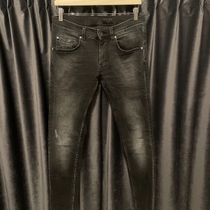 Tiger of Sweden jeans  - Tiger of Sweden jeans - grå/svart - skick 9/10, sjukt bra skick! - modell: slim - storlek 30/34, MEN, dom passar w28-w29 och L32! - På mig sitter dom faktiskt otroligt bra, jag är 177 och väger 60kg. - De har även en snygg slitning på höger knä! - hör av er vid frågor! 