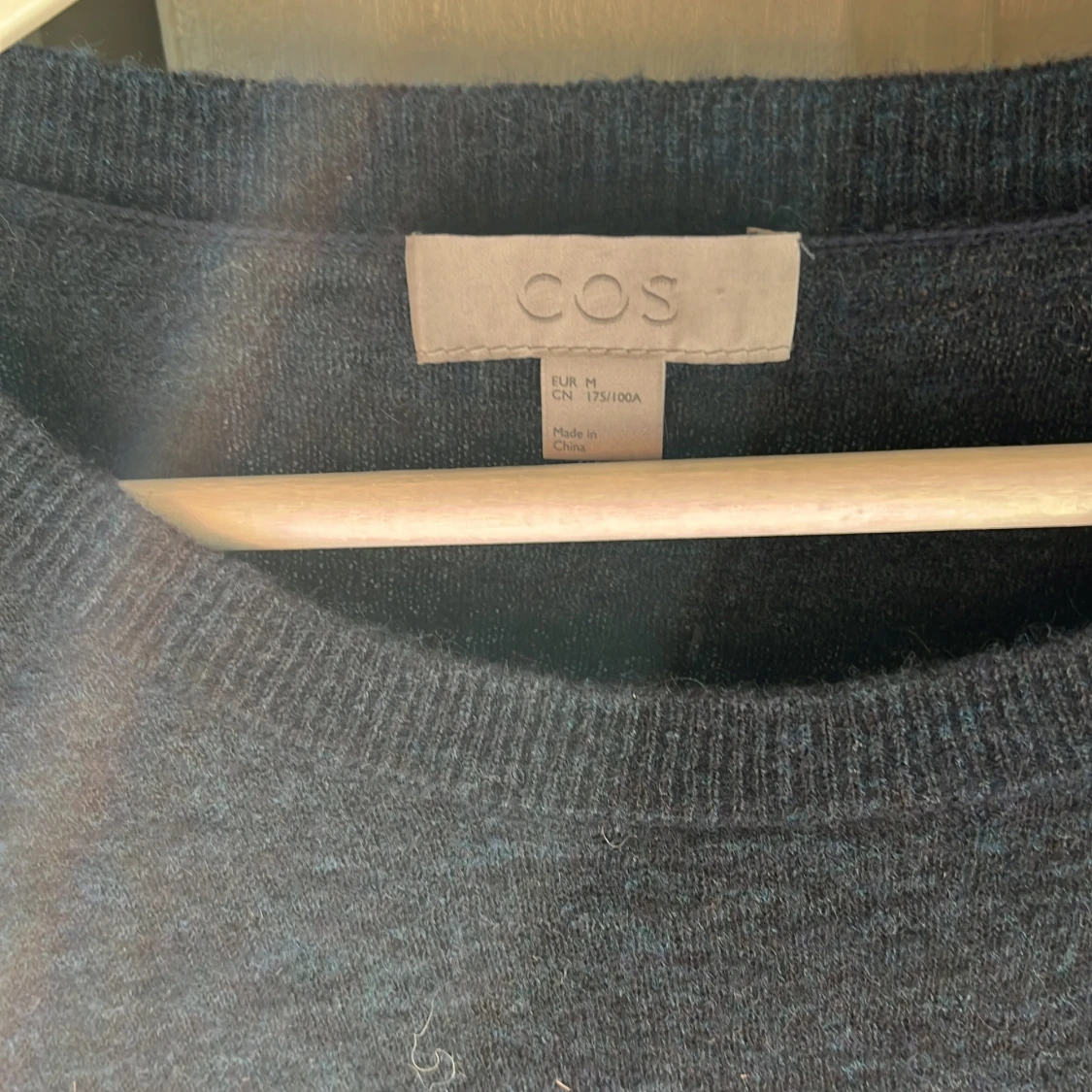 Mörkgrå stickad tröja från COS - 2