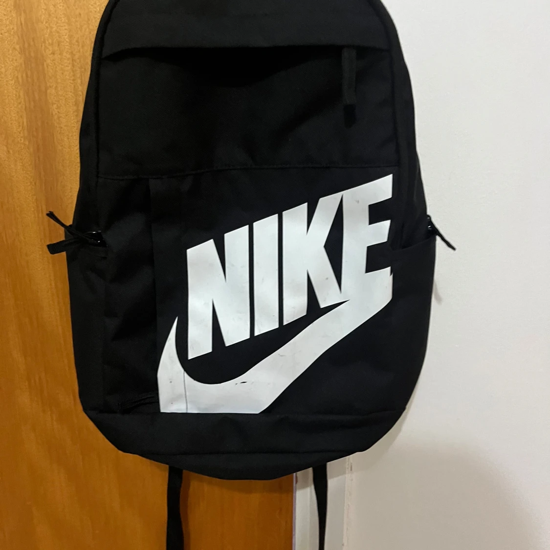 Svart ryggsäck från Nike med stor logga