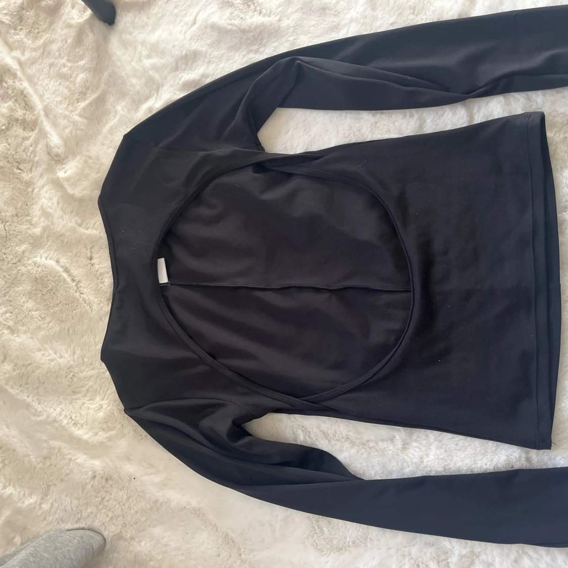 Svart långärmad topp med öppen rygg - 3