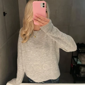 Ljusgrå stickad tröja  - Grå stickad tröja från veromoda💗lite nopprig i armarna men absolut inget man tänker på💗