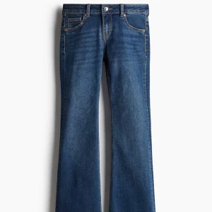 low waist jeans - mörkblåa low waist bootcut jeans från hm som jag bara använt 1 gång