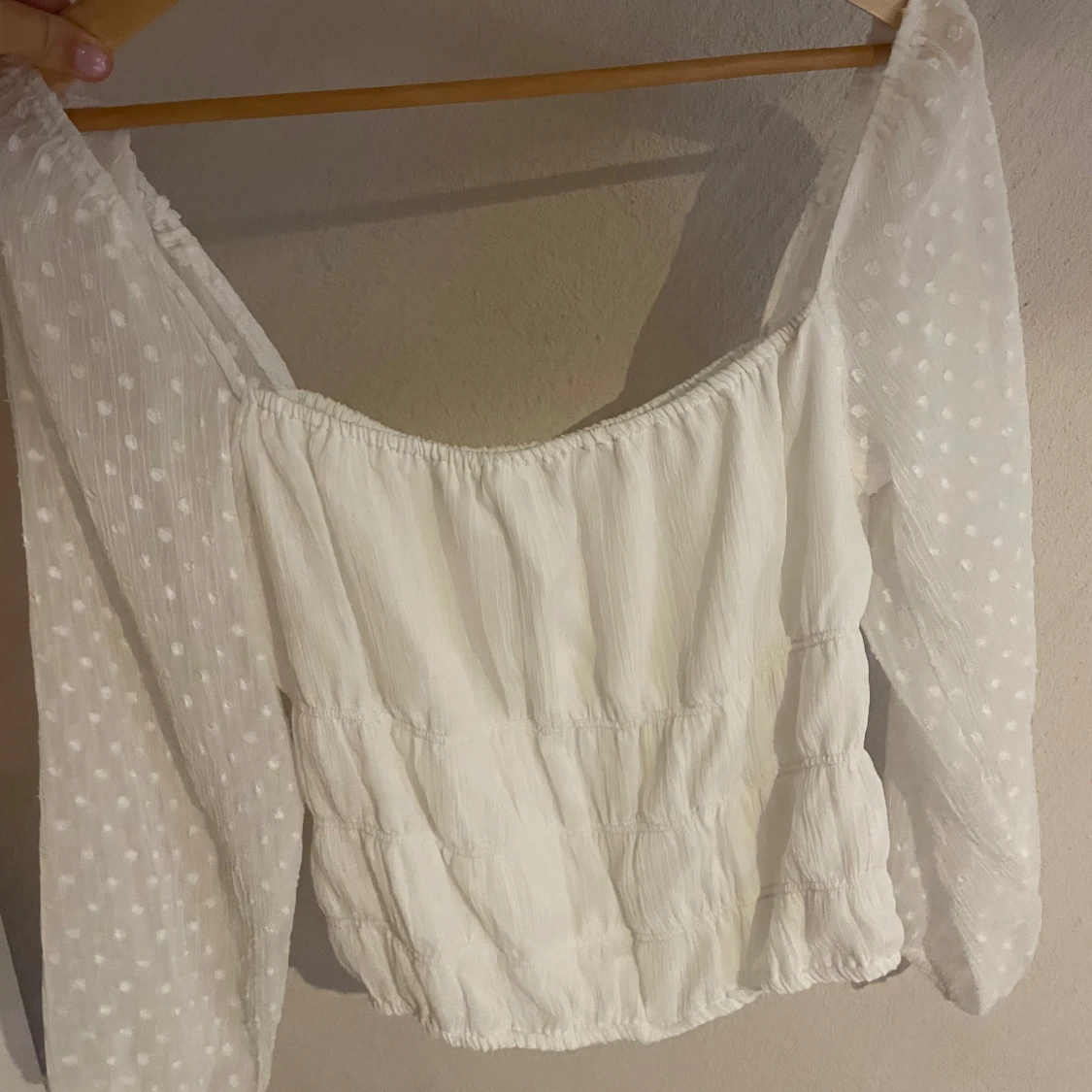 Vit blus med prickiga ärmar Bubbleroom