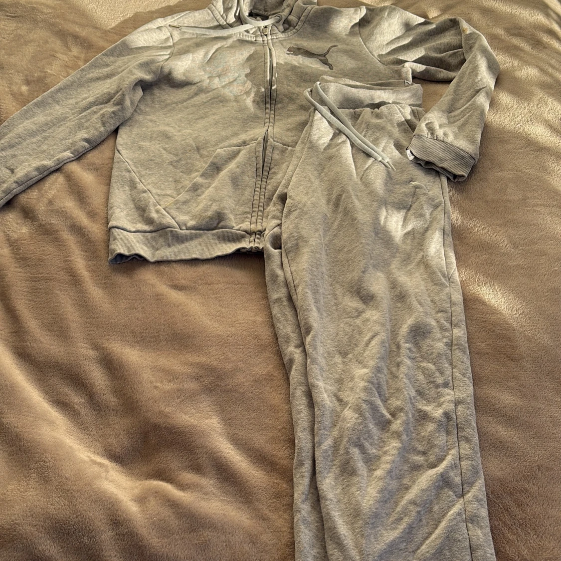 Grå mjukisbyxor från Puma - 1