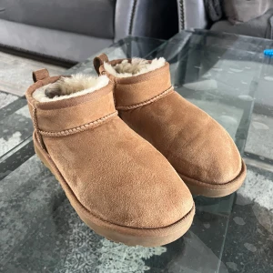 UGG mini - Beige/bruna UGG minis som är jätte sköna och i super bra skick! Bara använda en vinter. Skickar gärna fler bilder vid förfrågan💕