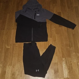 Under Armour Set (pris kan diskuteras) - Säljer en under armour set som har knappast varit använd och köpte den för cirka 2000kr om jag minns rätt. Men säljer den nu för 1700kr eftersom jag vill ej ha den längre så kontakta mig vid intresse och pris kan diskuteras!!!