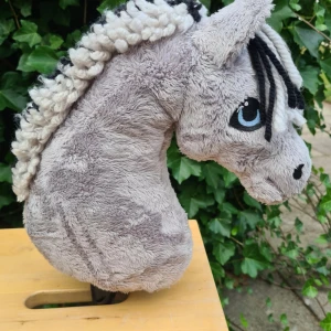 Käpphäst  - Käpphäst säljes, käpphästen är I bra skick. Säljes för 600 köptes för 750 men pris kan diskuteras. Kan fraktas isåfall står köparen för frakten.