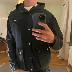 Fjällräven Fieldjacka mörkblå  - Säljer denna sjukt snygga fieldjackan från Fjällräven⭐️ Färgen är mörkblå och storleken är S✅ Den har inga defekter och skicket är utomordentligt🙌🤝 Sjukt najs passform och passar perfekt till hösten🍁🙌 Tveka inte på att höra av er dig vid minsta fråga eller fundering😊