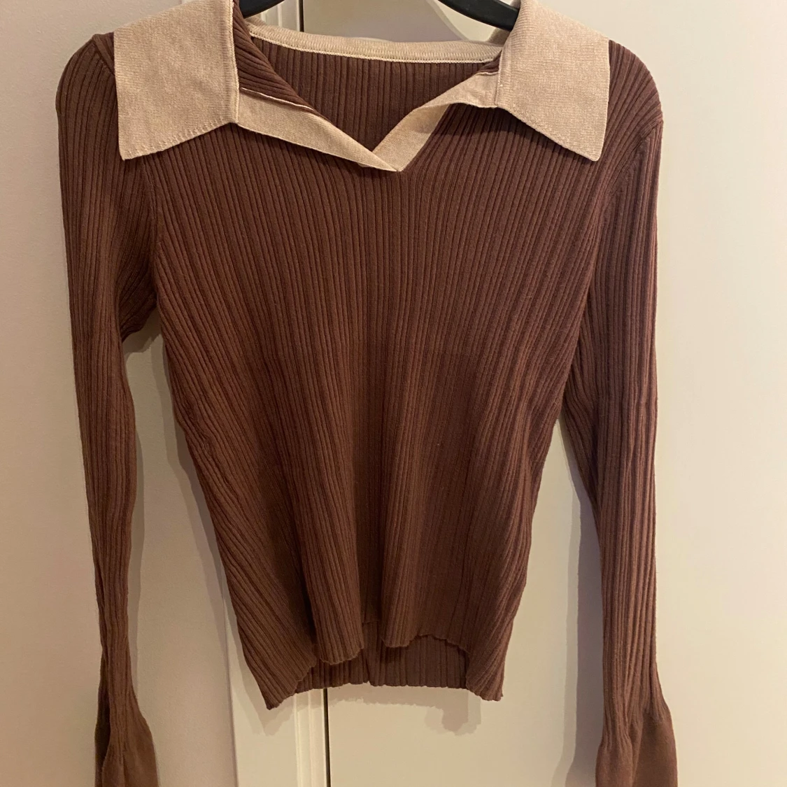 Brun ribbad långärmad tröja med krage från SHEIN 