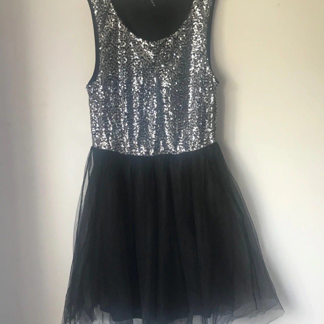 Glittrig svart och silver kortklänning