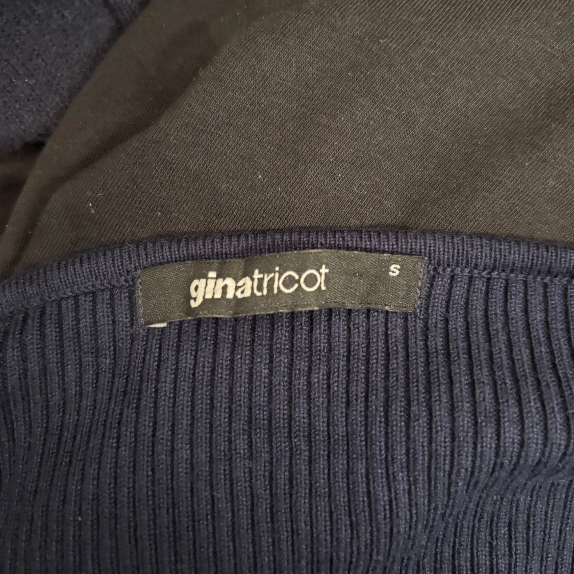 Mörkblå ribbad topp från Gina Tricot - 1