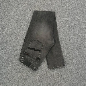 Nudie jeans - Nudie skinny lin jeans i storlek W32/L34. denim med slim fit-passform och stretch som gör dem bekväma. Bra skick utan hål eller fläckar. Nypris runt 1500–2000 kr.  Mått: A (midja): 41 cm B (lårvidd): 27 cm C (fotvidd): 14 cm D (innerbenslängd): 83 cm  Säljes för 399kr.