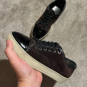 Lanvin Skor - Säljer dessa otroligt feta Lanvin skor med glans 9/10 skick. Storlek: uk 6 fits 40-41 Pris är diskuterbart ✅ Bara att höra av dig vid frågor! 5/5 reviews här på Plick ⭐ Fraktar samma dag 📦