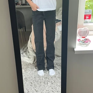 Weekday jeans - Jättefina gråa jeans från Weekday i storlek 26/32. Passar mig som brukar ha storlek 36 i jeans