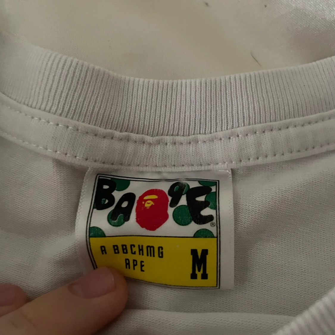 Vit BAPE t-shirt med ape-logga - 2