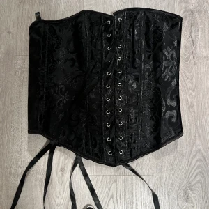 Svart korsett  - Endast prövad, aldrig använd. De är storlek xs men skulle säga att den mer är en s