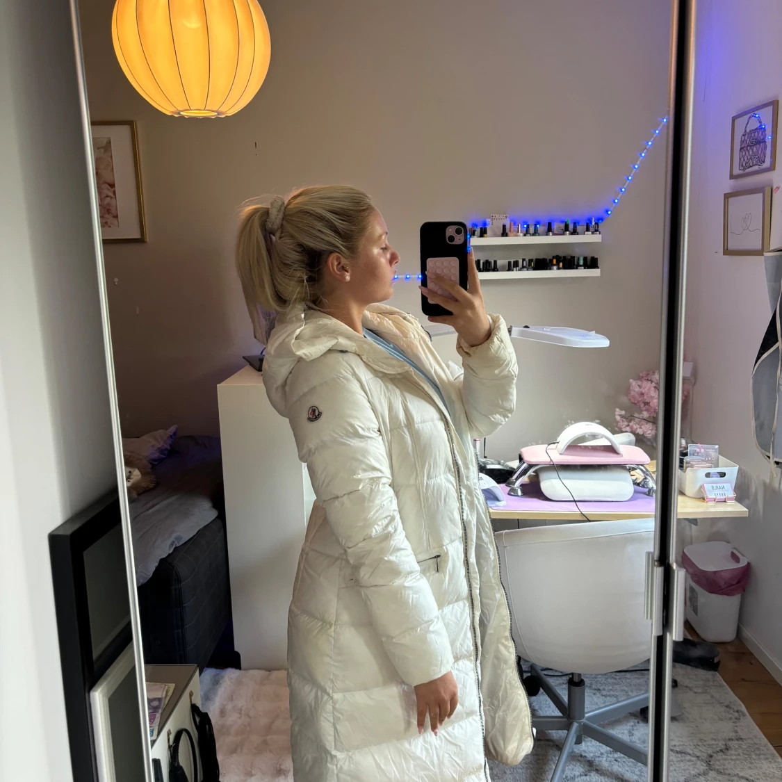 Vit lång dunjacka med pälskrage Moncler - 3