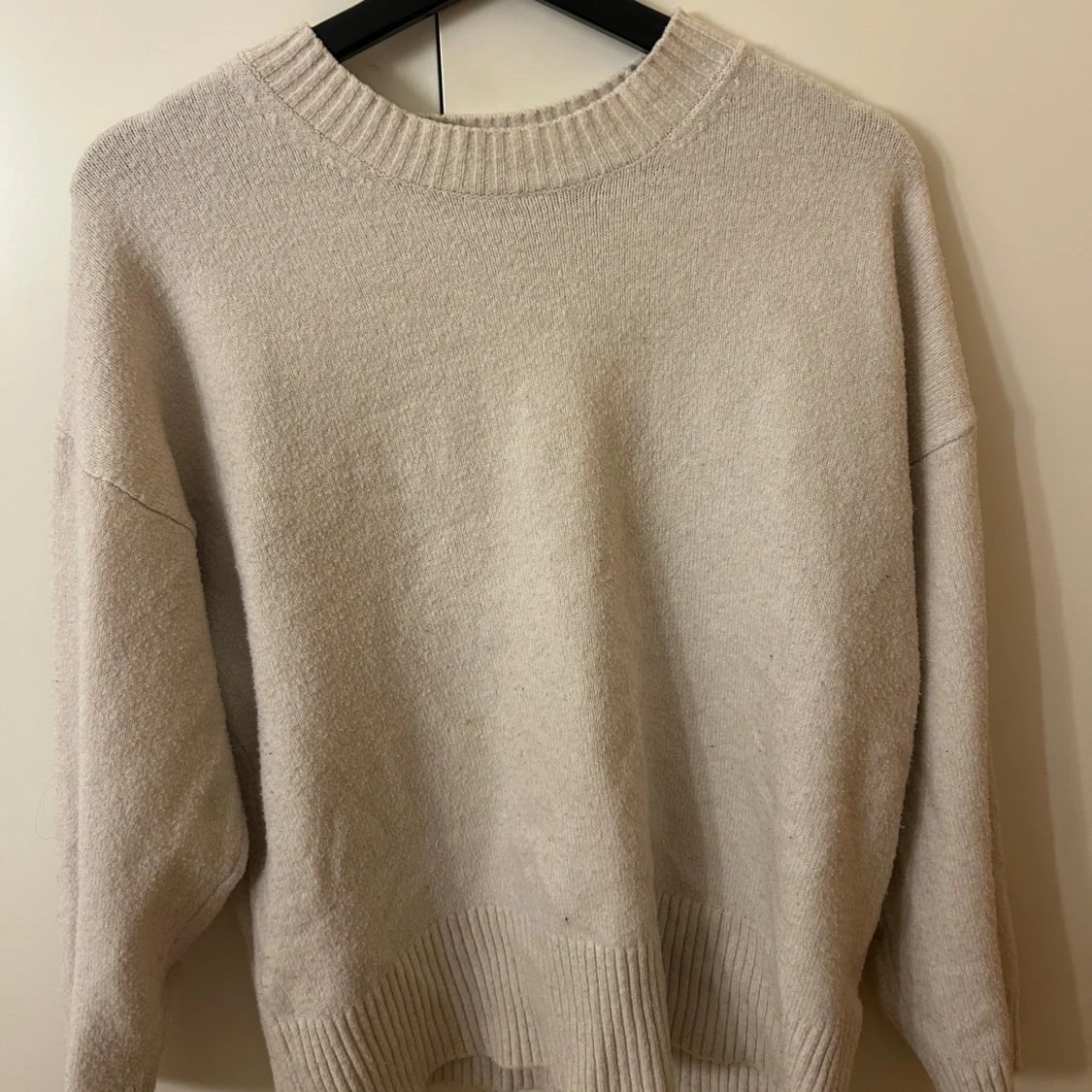 Beige stickad tröja från Stradivarius