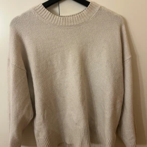 Beige stickad tröja från Stradivarius - Mysig beige stickad tröja från Stradivarius i storlek XS, men skulle säga att den är mer runt S.