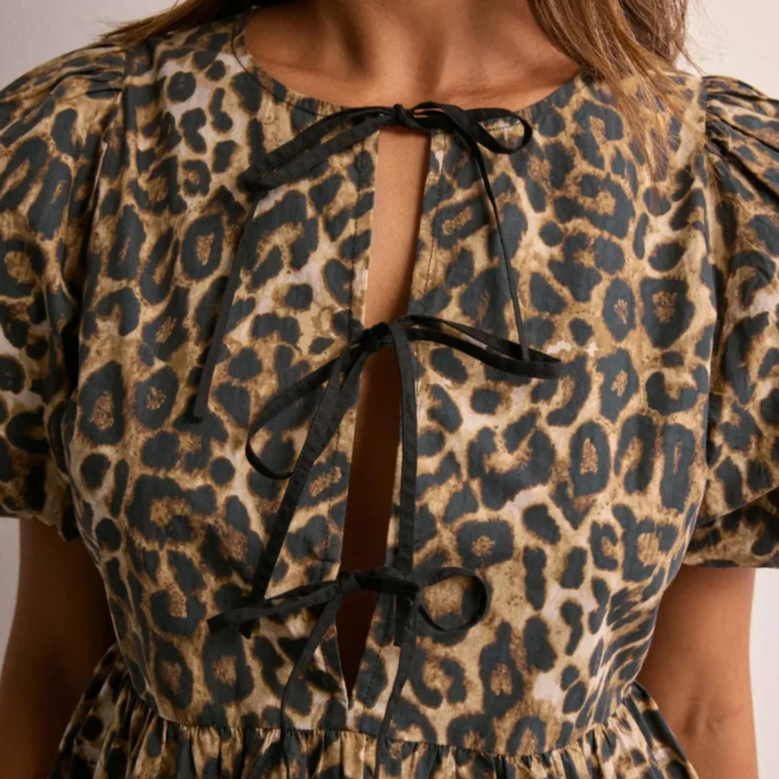 Leopardmönstrad blus med puffärm - 1