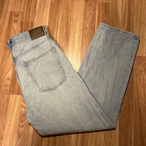 Vailent jeans - Ljusblå jeans från Vailent i loose fit-modell. Jeansen har raka ben och är tillverkade i slitstarkt bomullsjeansmaterial. Perfekta för en avslappnad och trendig look. Fräscha, knappt använda till ett billigt pris. Skriv vid funderingar eller pris :)
