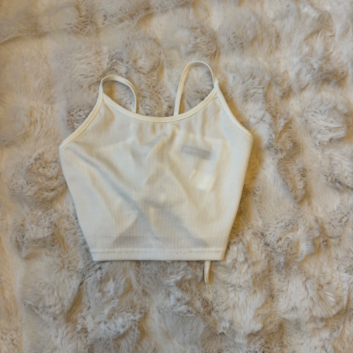 Vit ribbad linnetopp med snörning