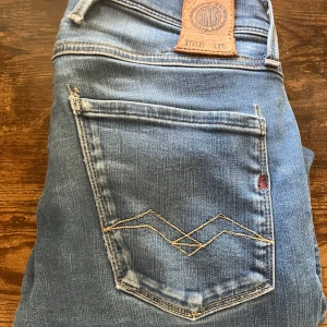Snygga replay anbass jeans i slim - Tjena! Säljer nu dessa feta replay anbass jeans i storleken 28x32 jeansen är lite slitna på sina ställen och därav detta grymma pris! Hör av er vid minsta fråga!🙌