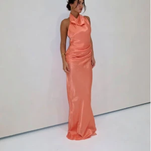 Arcina ori Gaia dress - Superfin klänning från Arcina ori i storlek S.🧡Den är endast använd två gånger, lite smutsig på själva släpet, men det är inget man ser supertydligt & svårt att undvika!🥹Perfekt till både bal & bröllop! Nypris 3000+1200 i tull!