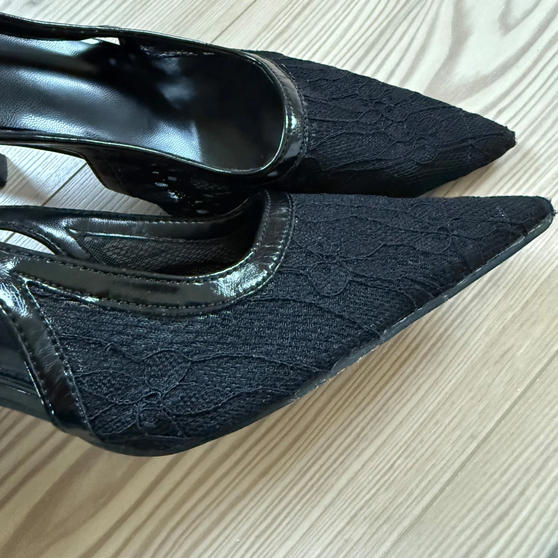 Svarta spetsiga pumps med klack - 2