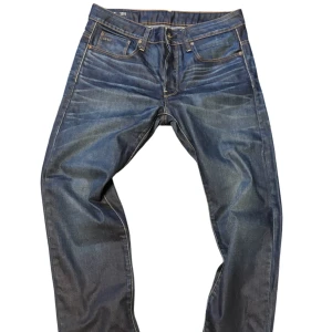 G-Star RAW 3301 blå jeans W33 L32 - Snygga blå jeans från G-Star RAW, modell 3301. Klassisk femficksdesign med kontrastsömmar och detaljerade bakfickor. Slim fit. Skriv för mått och mer bilder.
