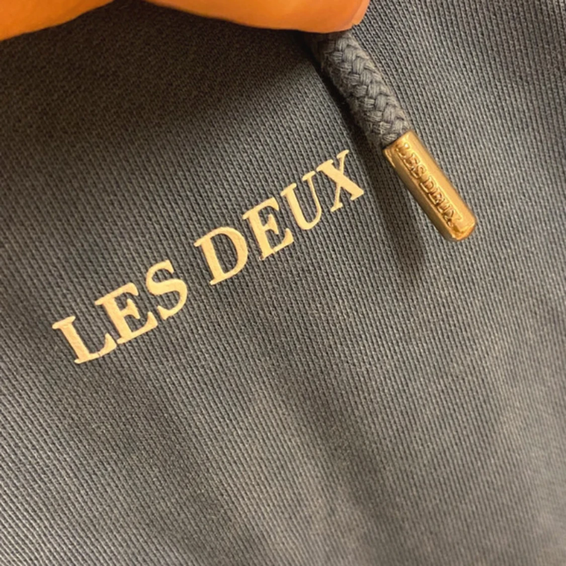 Blå hoodie från Les Deux med snörning - 2