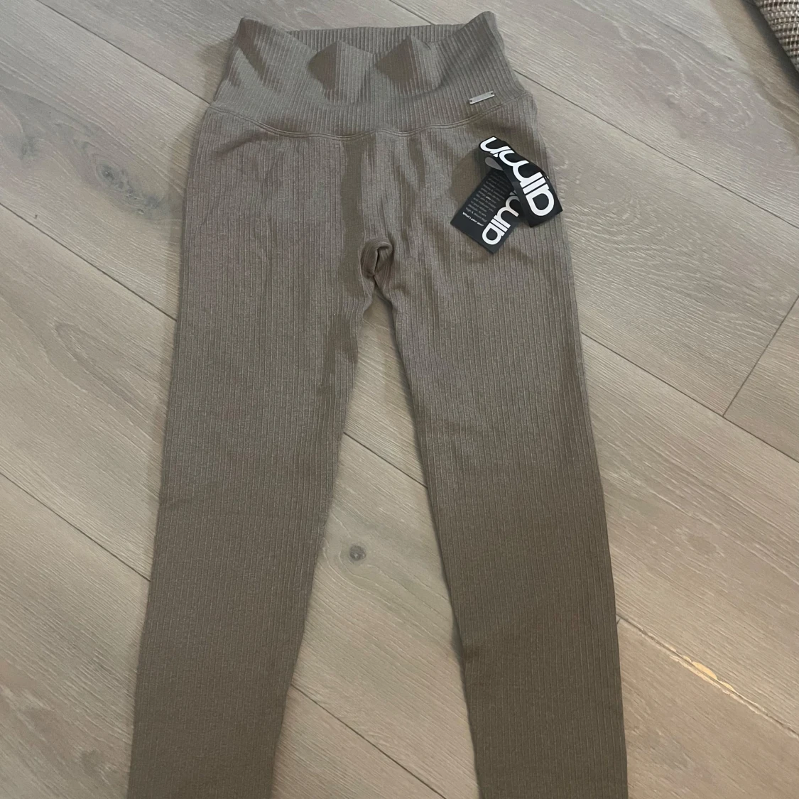 Bruna ribbade leggings från Aim'n