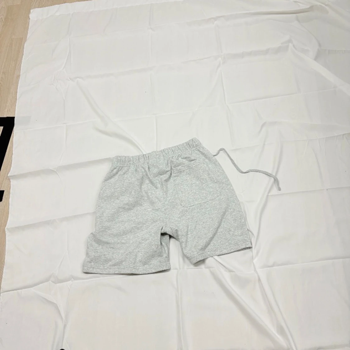 Grå shorts från Essentials Fear of God - 1