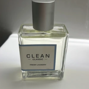 Clean Classic Fresh Laundry parfym - En fräsch och enkel parfym från Clean Classic-serien. Perfekt för dig som gillar en ren känsla. Flaskans design är stilren och modern – passar dig som vill ha något diskret men trendigt. 60 ml 